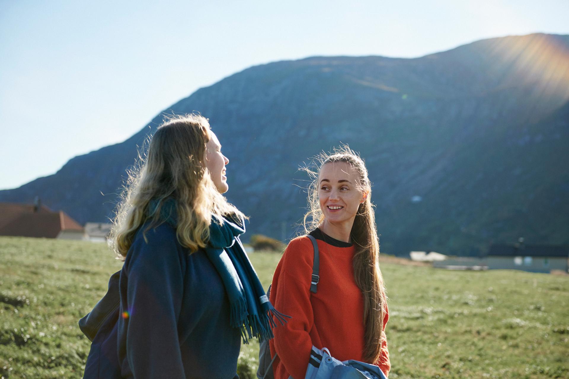två kvinnor i naturen